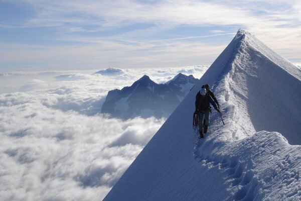 Personnes au sommet d une montagne enneigée