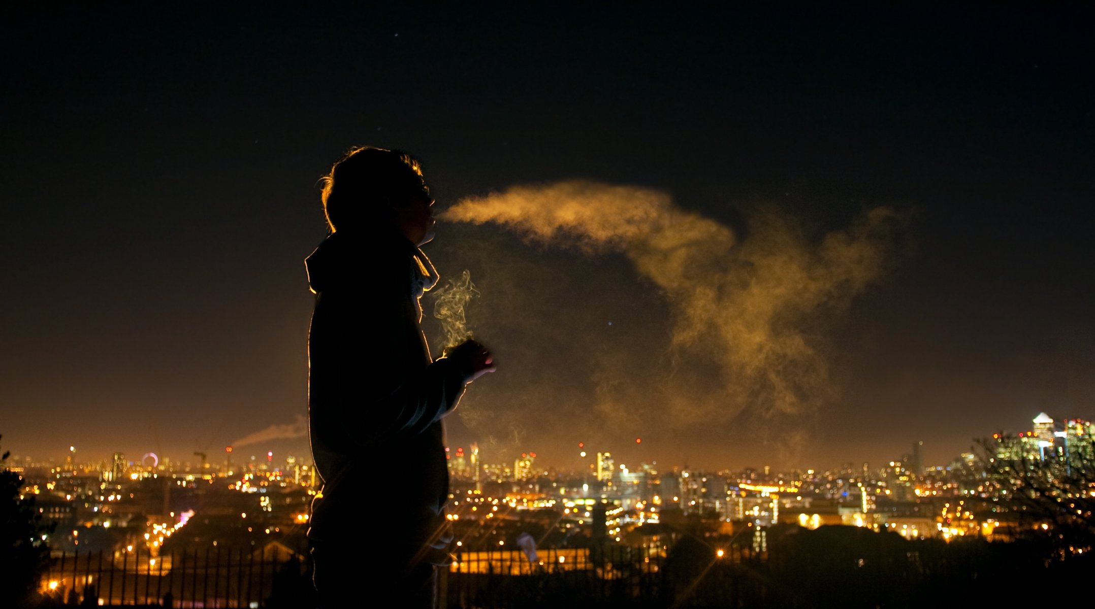 notte città fumo silhouette