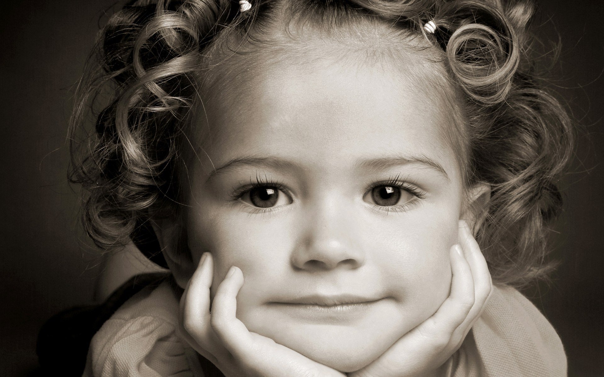 portrait fille visage sourire yeux cheveux enfant