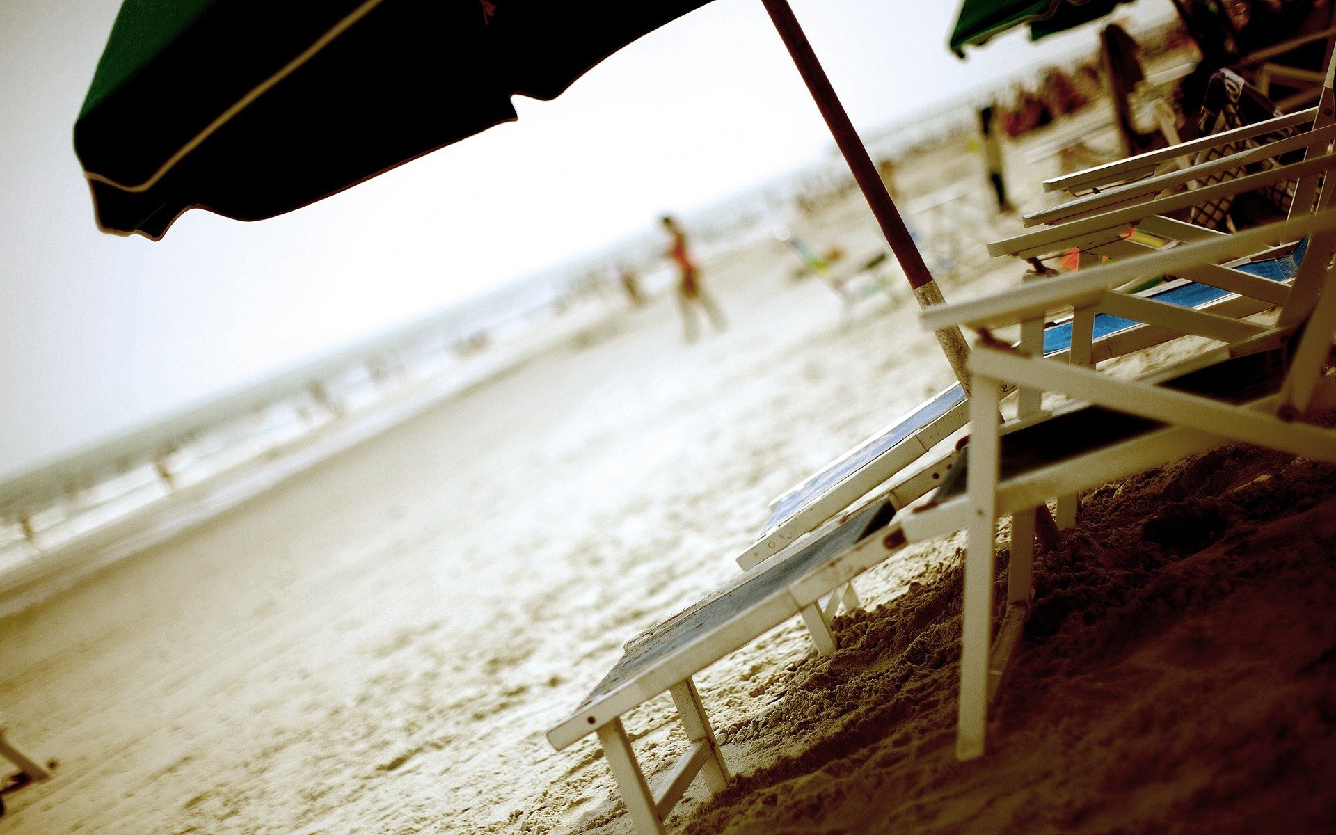 playa arena tumbonas paraguas verano