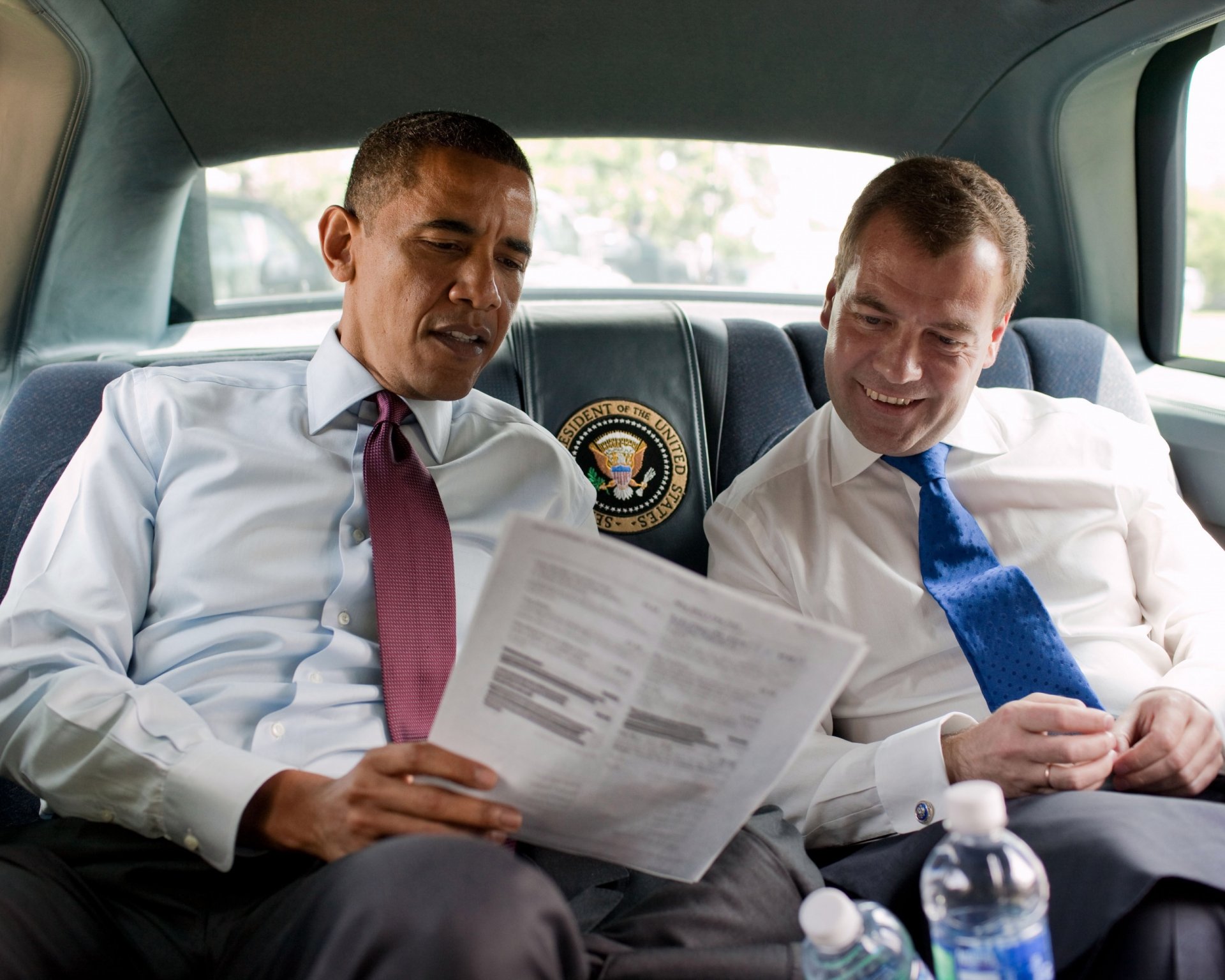 présidents obama dmitri medvedev barack obama lecture salon sourire rouge et bleu cravate