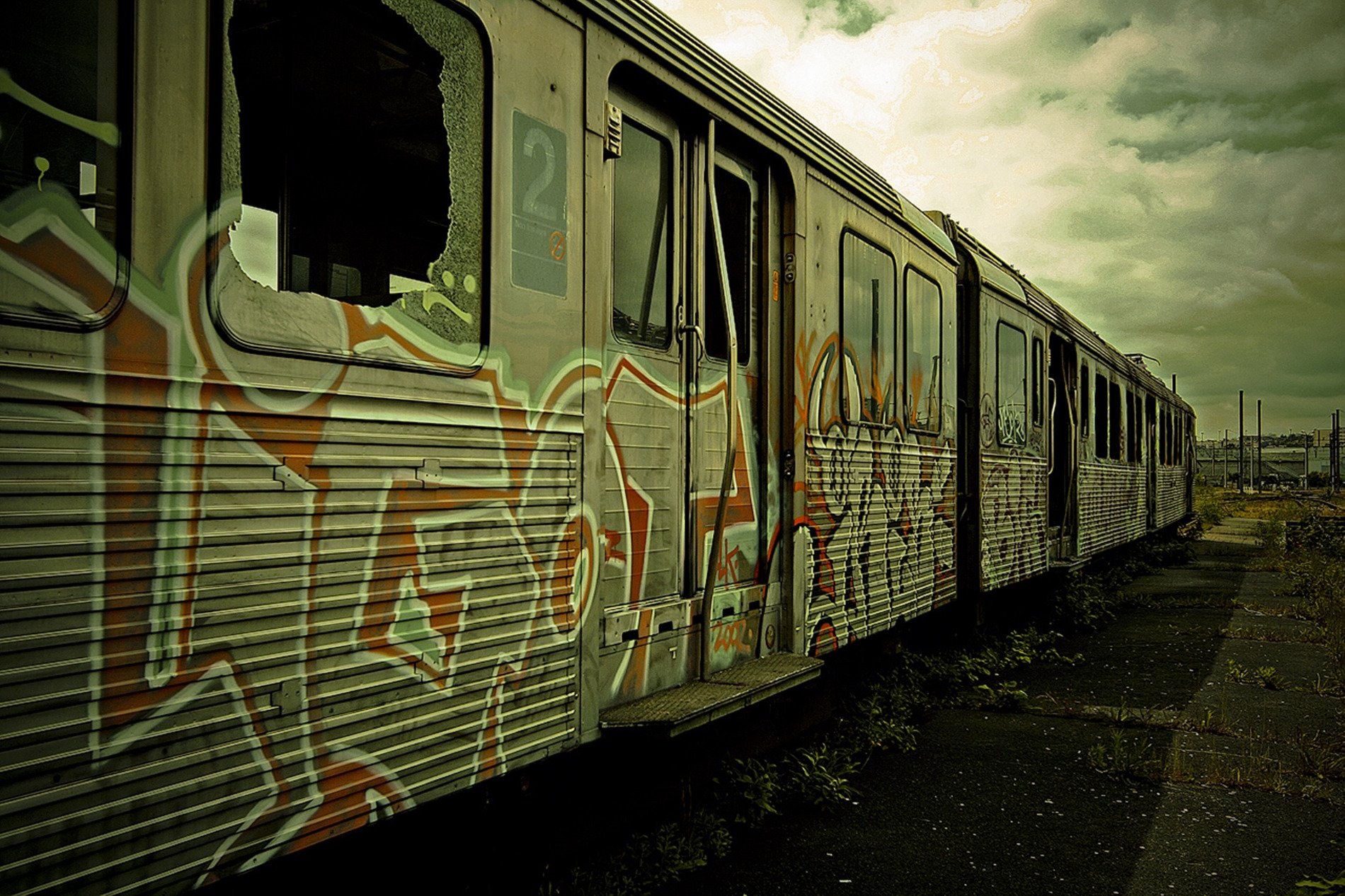 carro graffiti treno treno abbandonato deserto