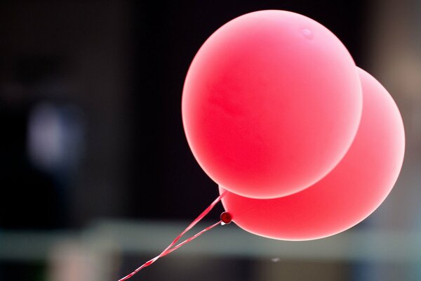 Ballons de couleur corail en gros plan