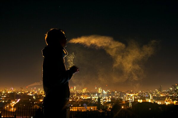 Humo producido en el fondo de la ciudad nocturna