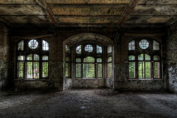 Altes verlassenes Gebäude mit großen Fenstern