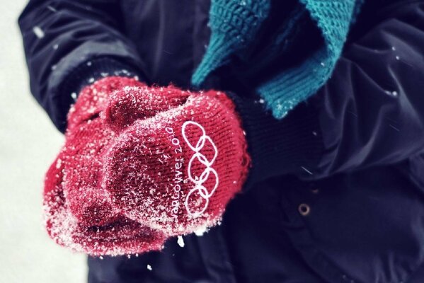 Rote olympische Handschuhe wurden 2010 für die Olympischen Spiele in Vancouver angezogen