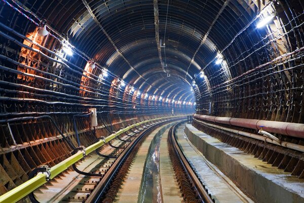 El túnel del metro cuenta con rieles