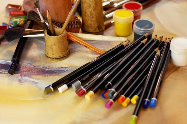 Table d artiste avec des crayons et des peintures