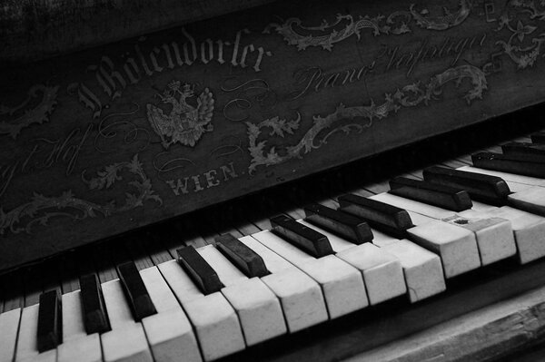 Piano noir avec touches ouvertes