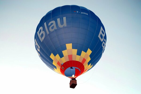 Globo azul en el cielo azul