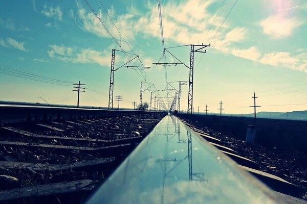 Riflessione del binario ferroviario nella foto