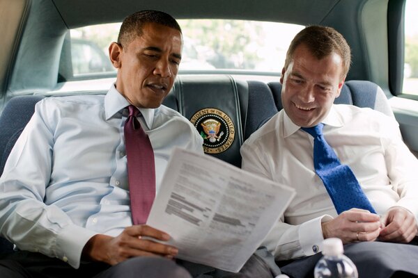 Los presidentes Dmitry Medvedev y Barack Obama leen el documento