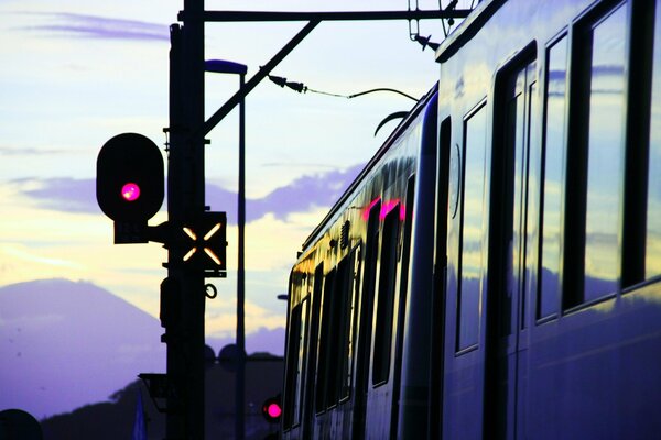 En attente d une voiture de métro à proximité d un feu de circulation