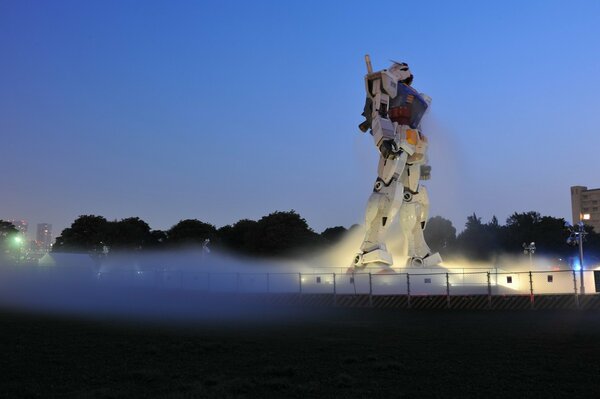 Gros robot sur fond de coucher de soleil bleu