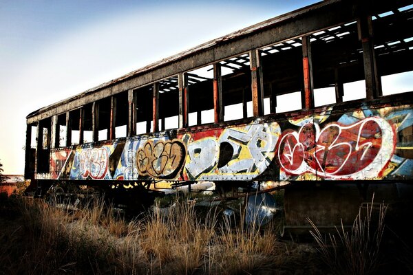 Graffiti auf einem verlassenen Zugwagen