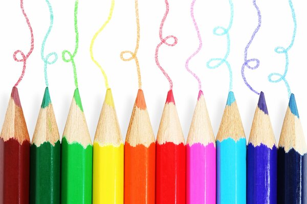 Crayons multicolores sur fond blanc