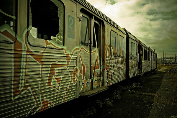 Train abandonné peint graffiti