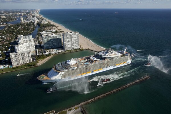 El transatlántico navega por las olas del mar