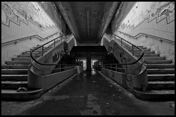 Treppe zum Eingang des alten Gebäudes mit Graffiti