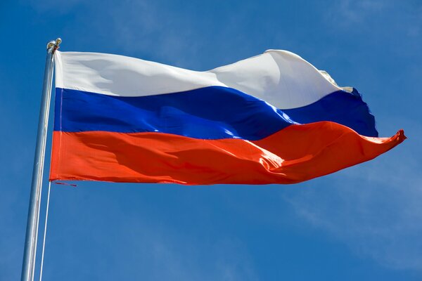 Russische tricolore flattert im wind