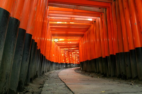 Świątynia w Japonii z drewnianym korytarzem