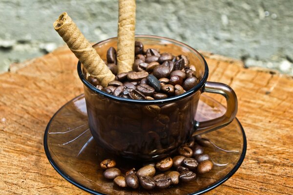 Piattino di chicchi di caffè e cannella