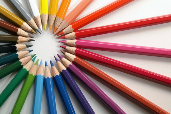 Ligne de crayons de couleur qualitativement nouveaux