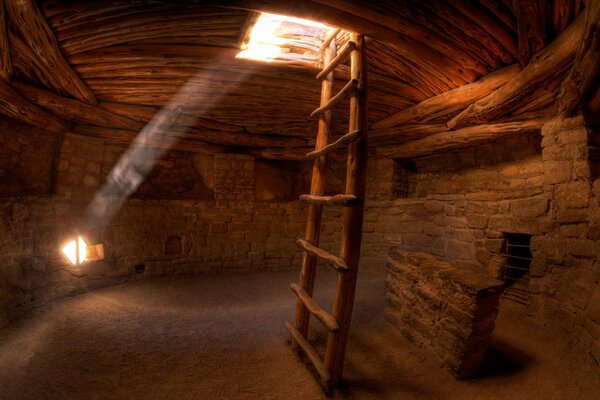 Decoración creativa de la cueva y rayos de luz que penetran en las paredes