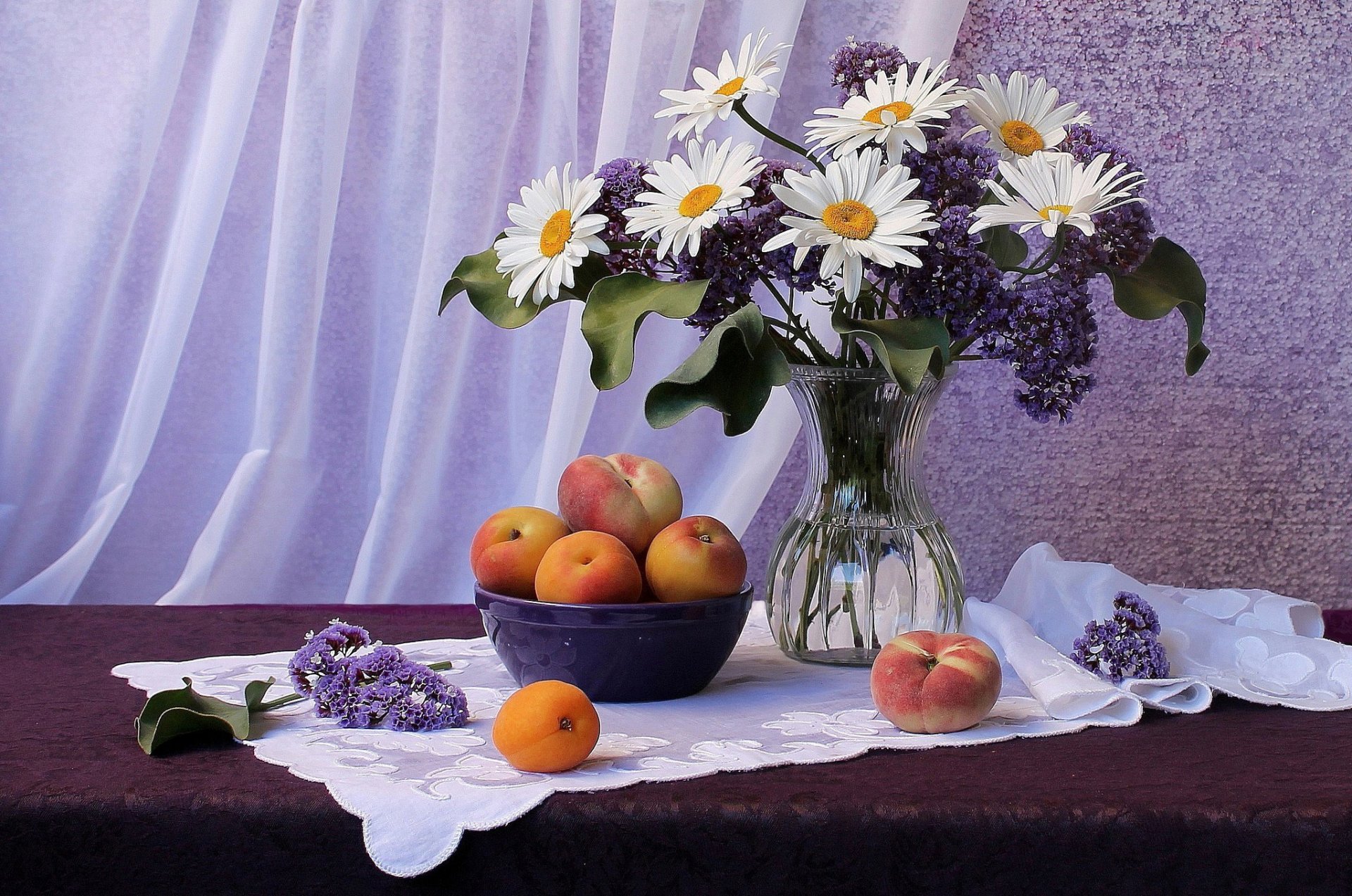 arte pittura immagine sul tavolo bouquet di margherite lilla pesche albicocche