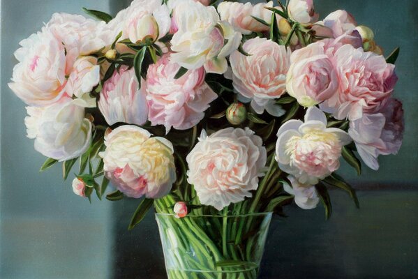 Pivoines roses dans un vase en verre