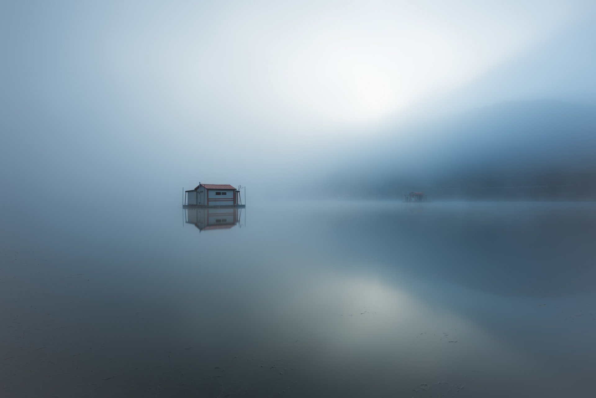 lago nebbia mattina