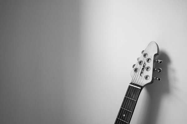 Guitarra en una habitación en blanco y negro