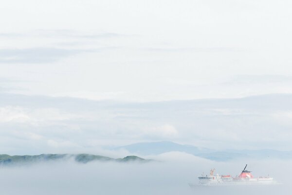 Schiff schwimmt im Nebel nach Hause