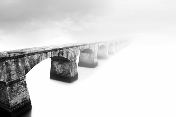 Brücke im Nebel im Hintergrund