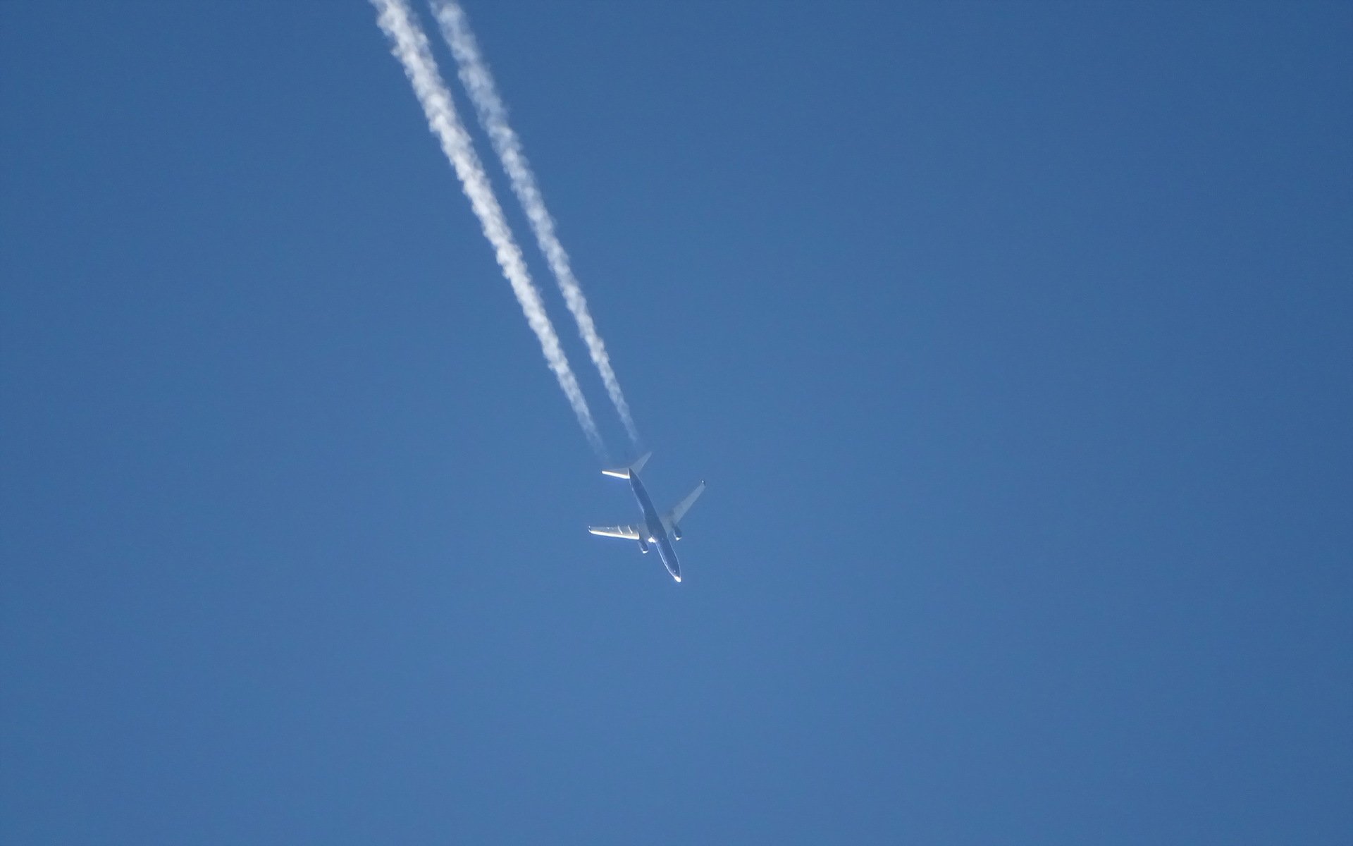 avión cielo minimalismo