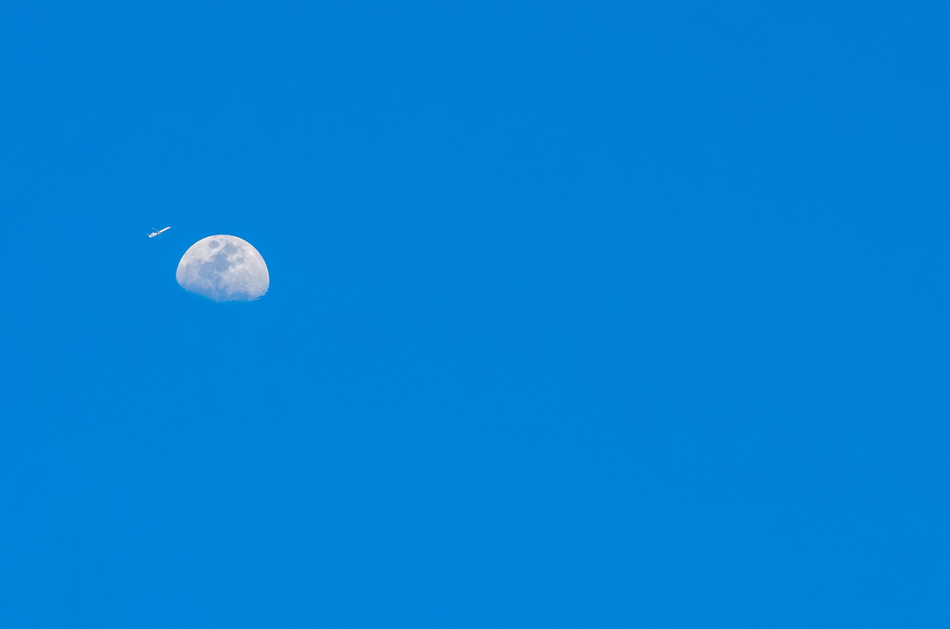 avion lune planète ciel