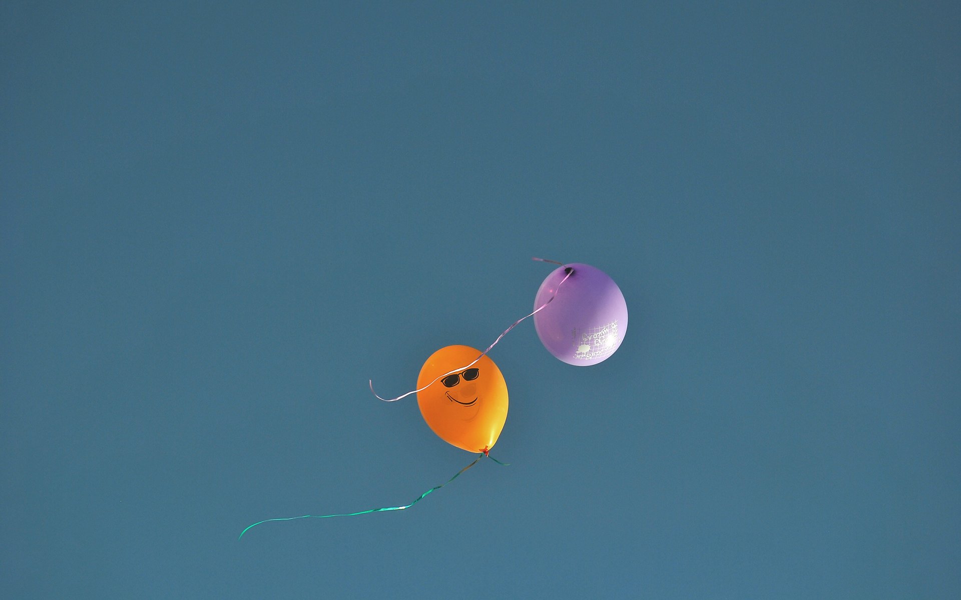 cielo globos multicolor cintas patrón gafas sonrisa