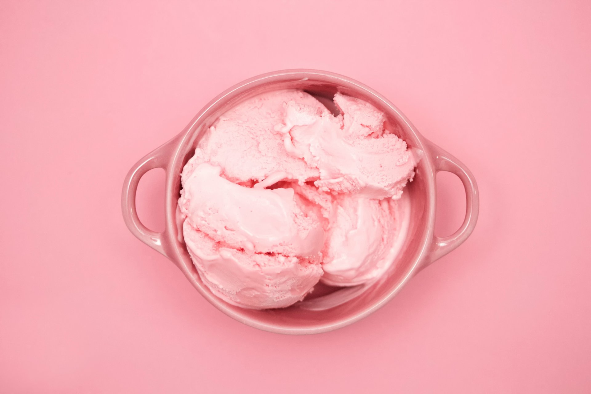 cubo rosa gelato alla fragola tazza