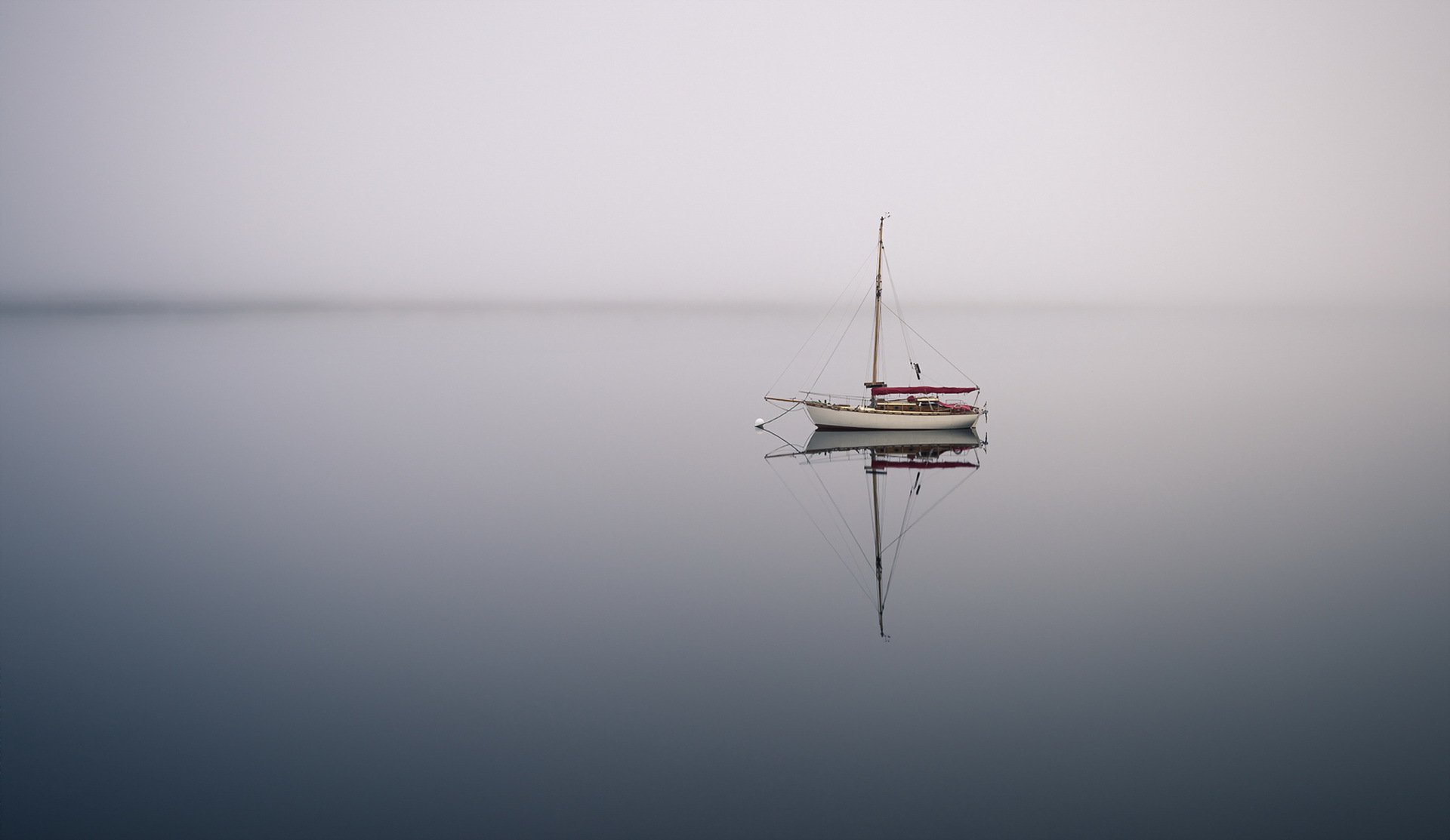 mar barco niebla