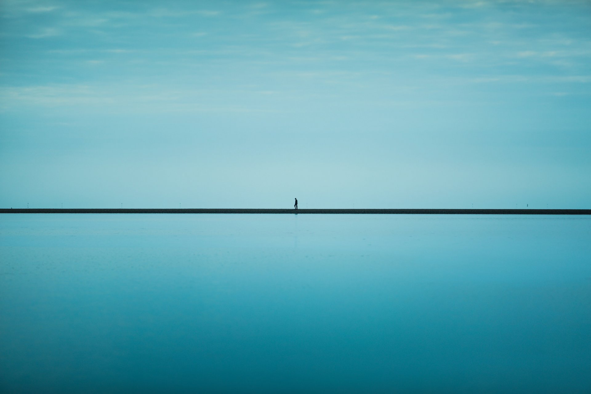 hombre línea mar horizonte azul cielo infinito