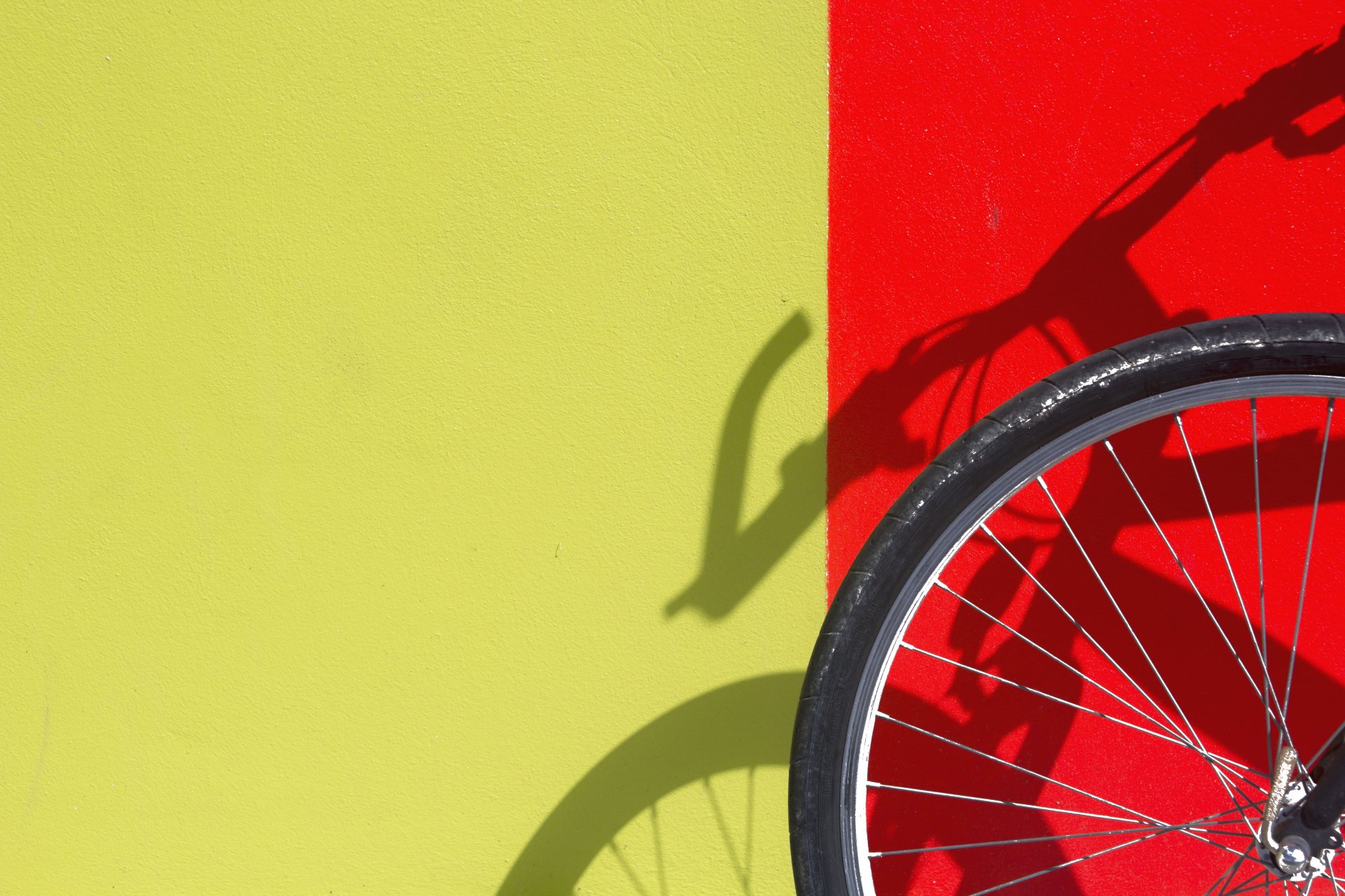 mur rouge ombre bicyclette roue