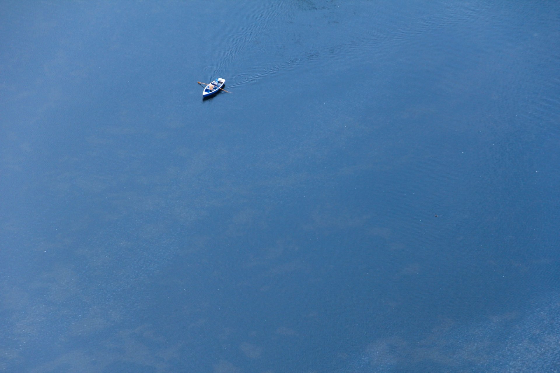 barco agua minimalismo