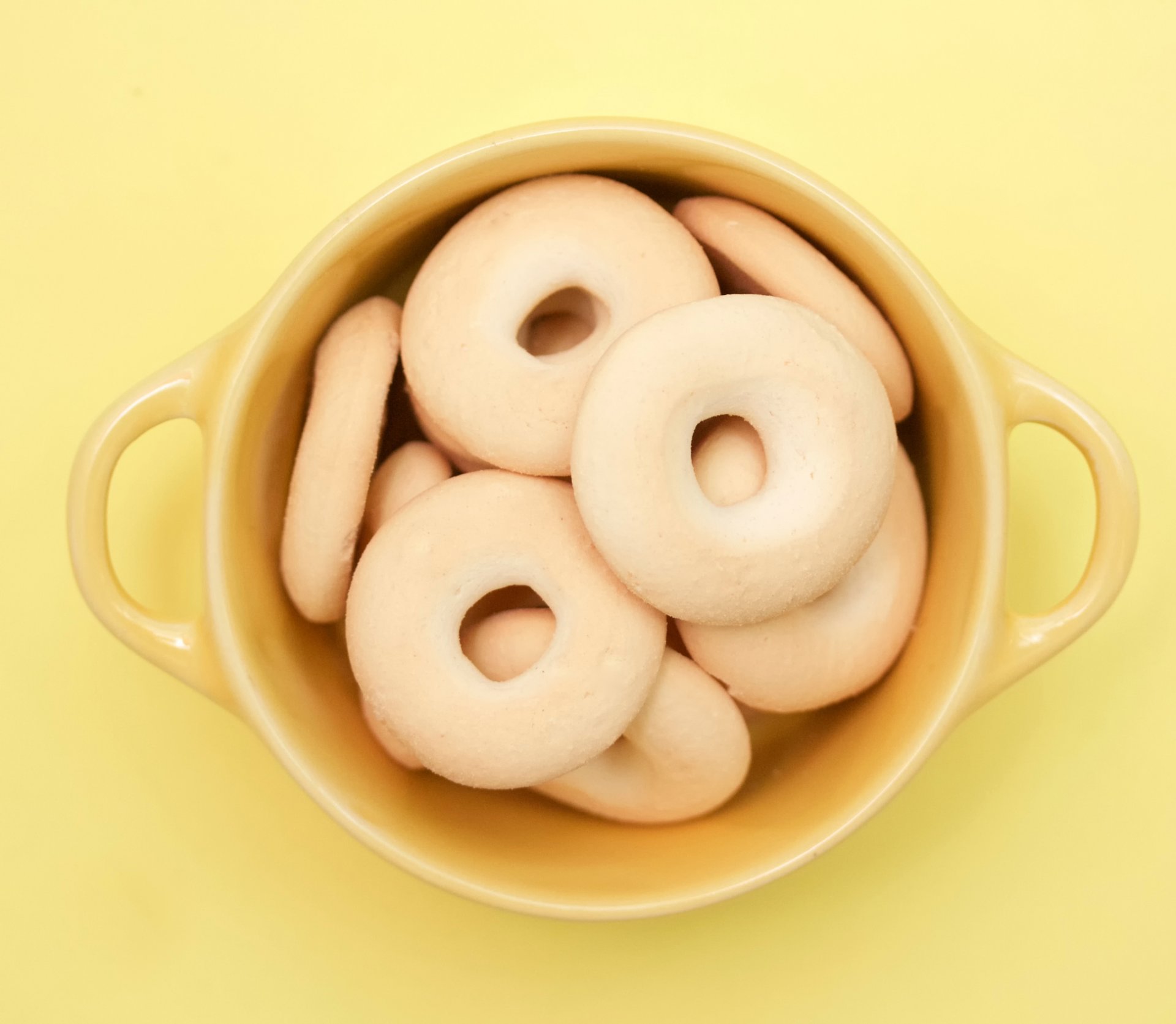 cubo amarillo galletas taza