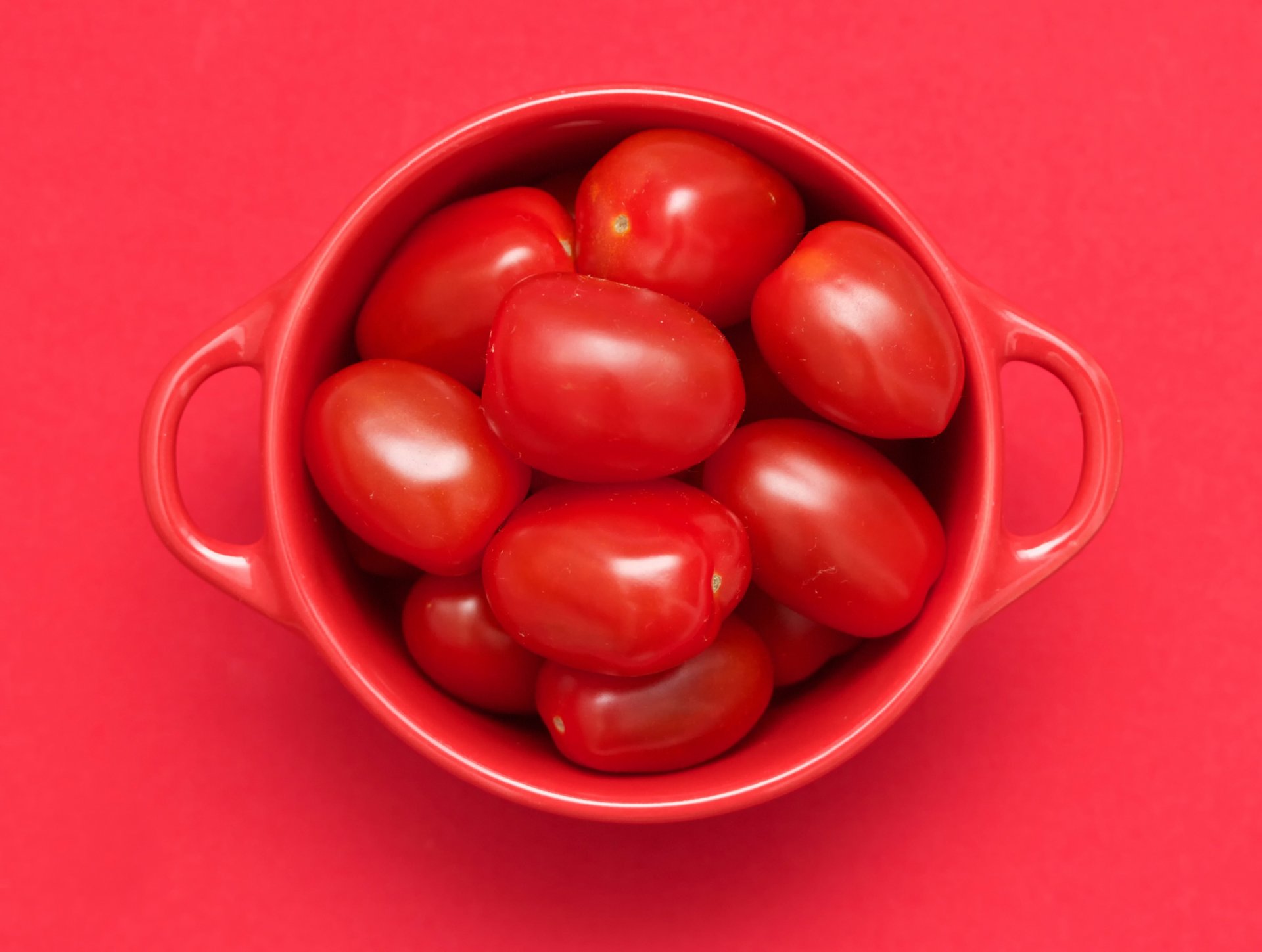 red cubed tomatoes cup