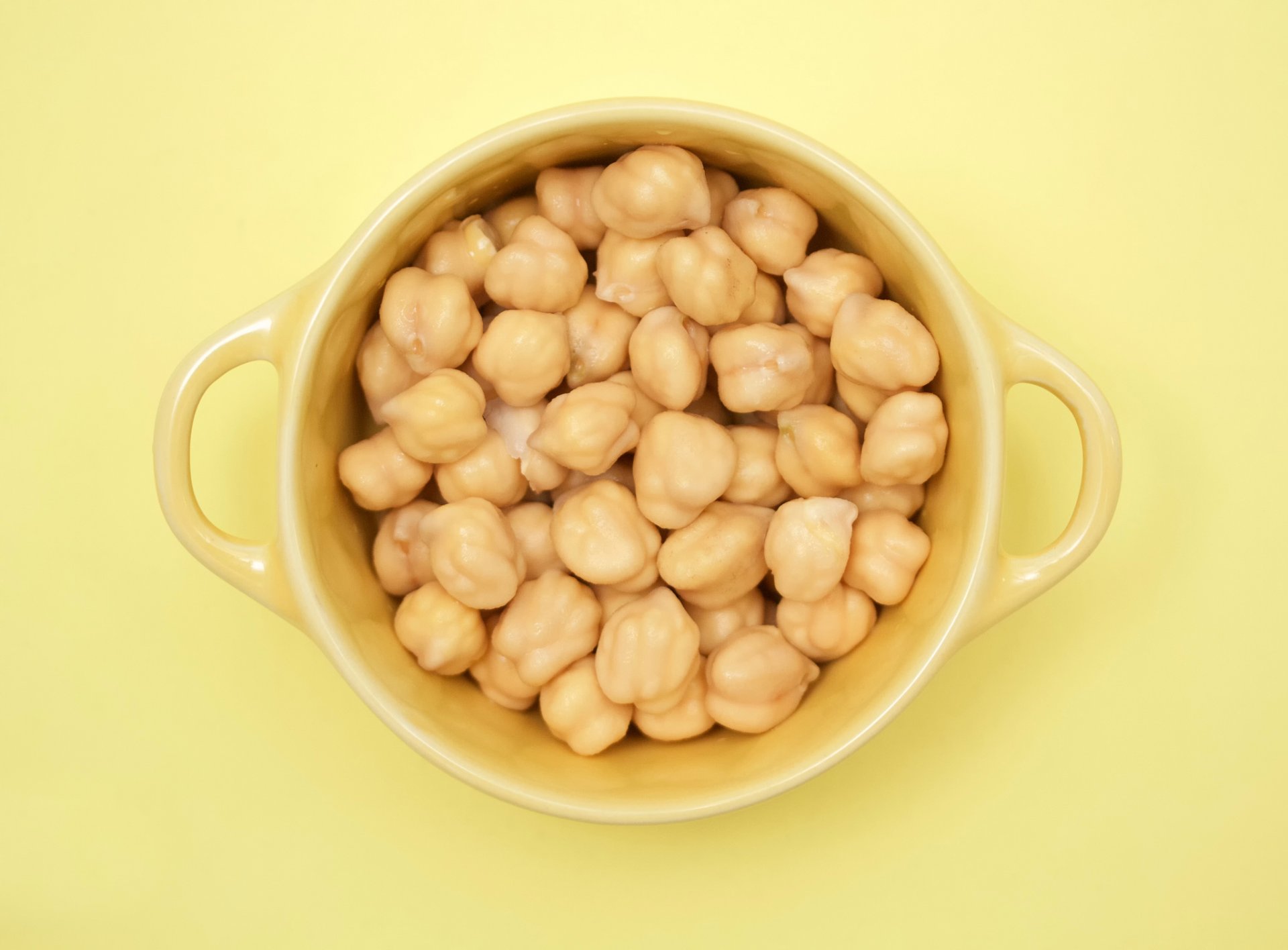 cubo amarillo garbanzos taza