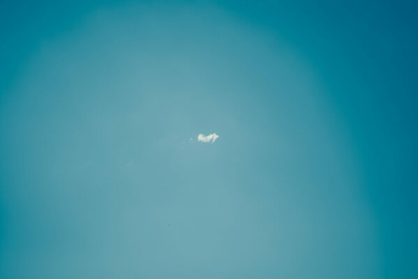 Nube en medio del cielo azul