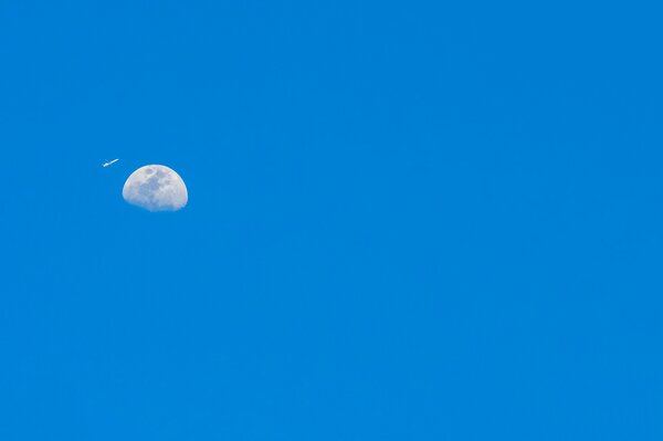 Avión en el cielo volando al planeta Luna