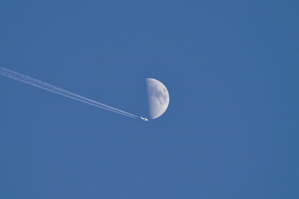 ¡Belleza! Volando a través de la Luna