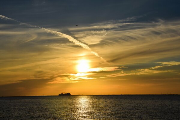 Coucher de soleil sur la mer, navire solitaire