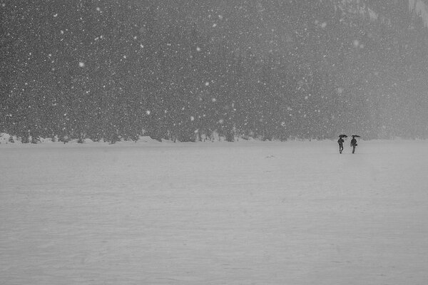 Foto di persone a piedi in inverno